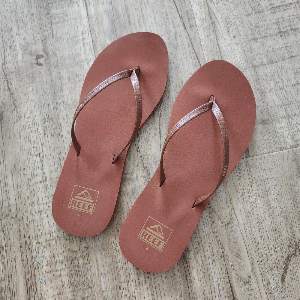 NWOT Reef flip flops, brown lizard | size 5.5